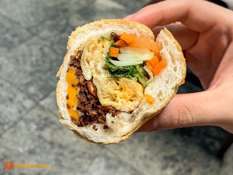 top-3-loai-banh-mi-noi-bat-cua-tiem-banh-mi-25-1-danhgiasao