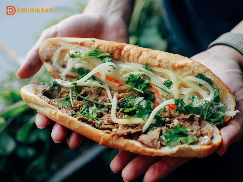 diem-noi-bat-trong-menu-cua-banh-mi-minh-nhat-1-danhgiasao