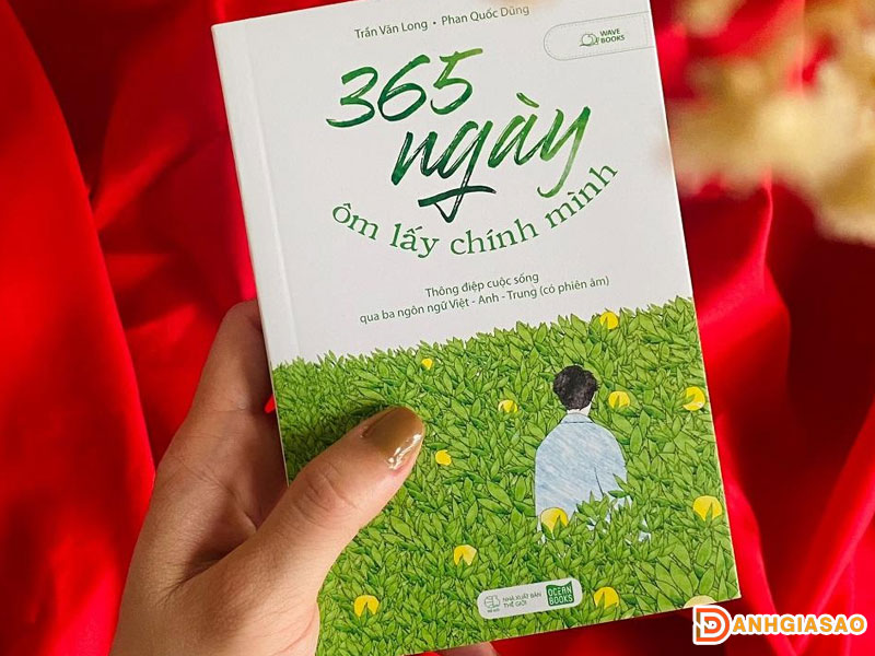 Tom-tat-sach-365-ngay-tu-om-lay-chinh-minh-danhgiasao