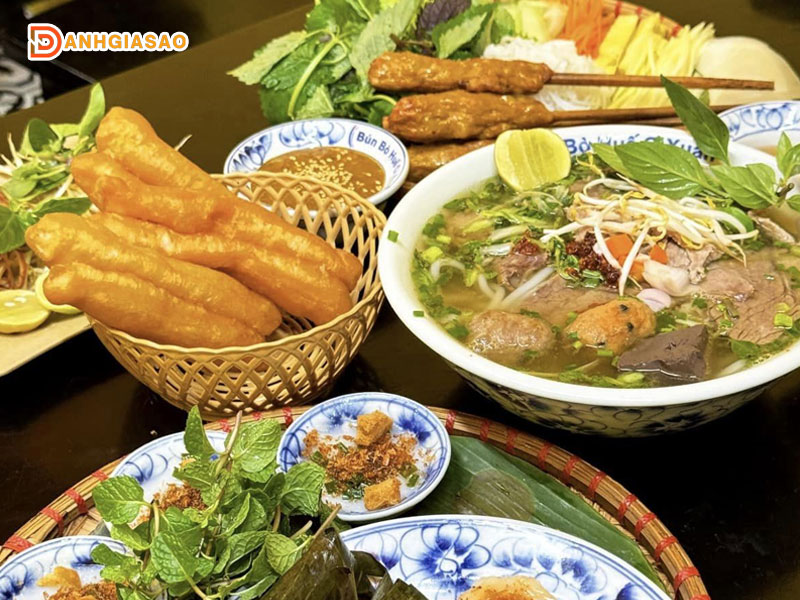 Kham-pha-menu-quan-bun-bo-hue-o-xuan-2-danhgiasao