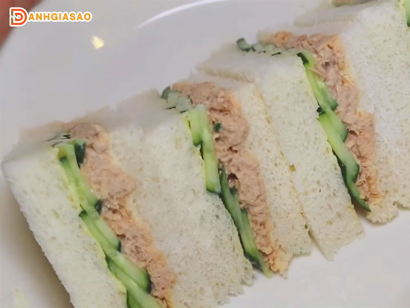 Nua-phan-banh-sandwich-ca-ngu-danhgiasao