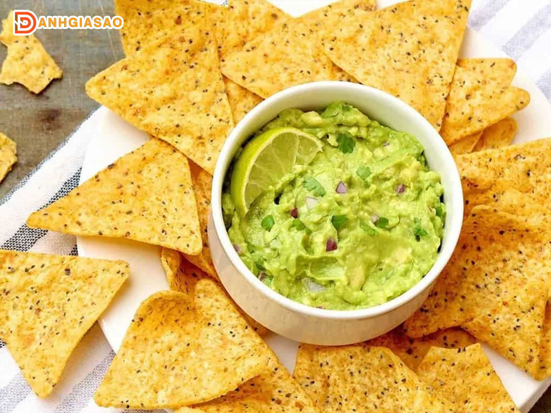 Tortilla-chip-an-kem-sot-guacamole-danhgiasao