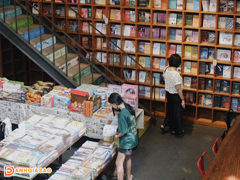 Khong-gian-tai-nha-nam-books-n-coffee-danhgiasao