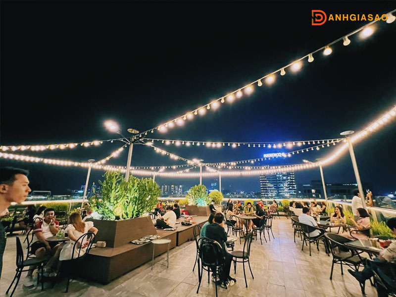 Khong-gian-an-tuong-cua-trill-rooftop-cafe-danhgiasao
