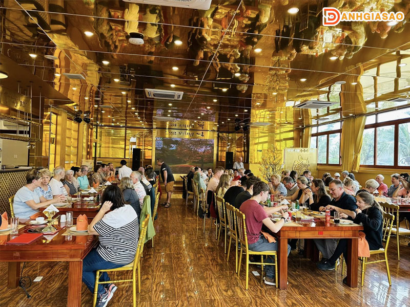 Khong-gian-hien-dai-cua-nha-hang-cua-vang-danhgiasao