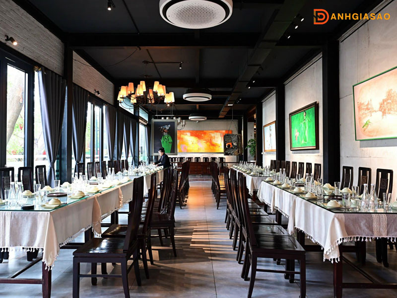 Khong-gian-nha-hang-ca-lang-toan-thang-danhgiasao