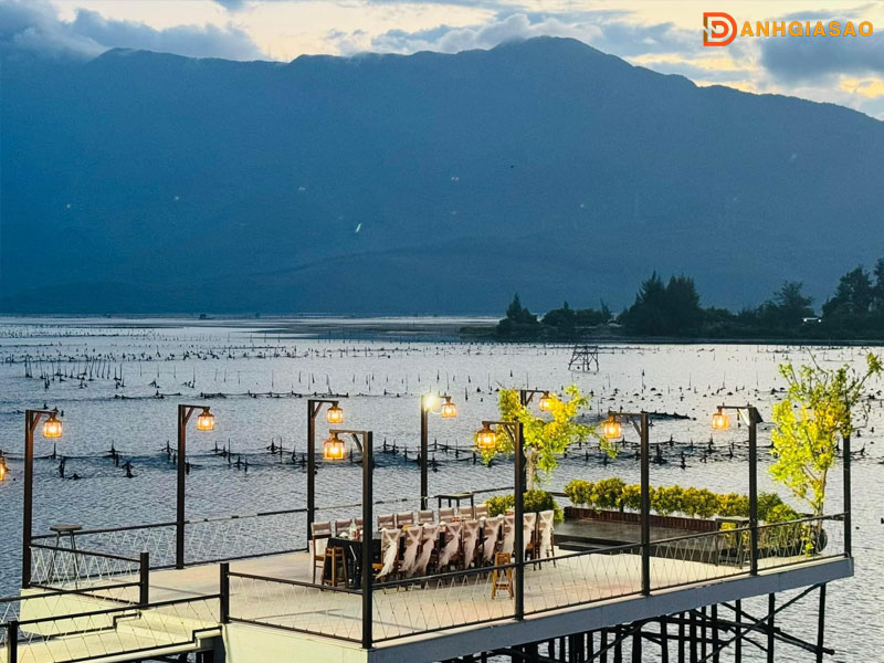 Khong-gian-thoang-dang-cua-nha-hang-be-than-lang-co-danhgiasao