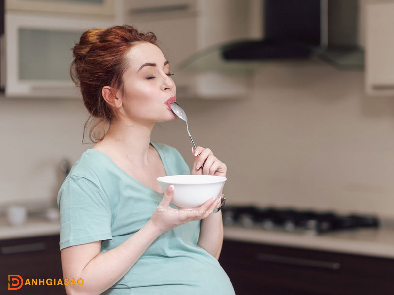 Nhung-diem-can-luu-y-khi-me-bau-an-banh-danhgiasao