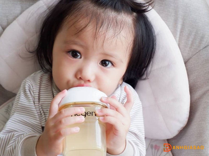 Sua-mat-cho-tre-tao-bon-la-gi-co-cong-dung-nhu-the-nao-1-danhgiasao