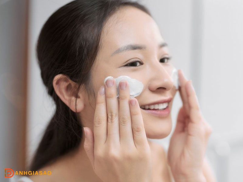 Bao-nhieu-tuoi-thi-duoc-dung-sua-rua-mat-danhgiasao