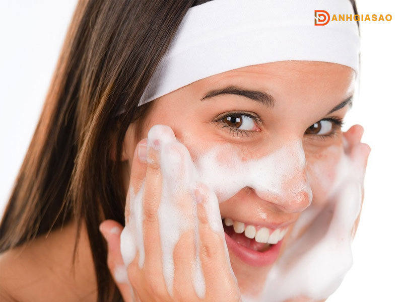 Tieu-chi-lua-chon-sua-rua-mat-cho-tuoi-day-thi-1-danhgiasao