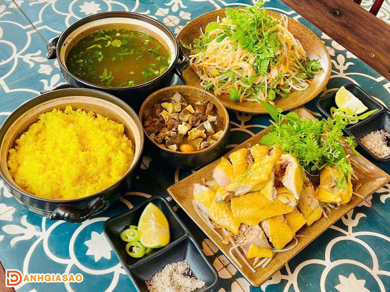 Com-ga-ba-dam-menu-tinh-hoa-am-thuc-mien-trung-chuan-vi-1-danhgiasao