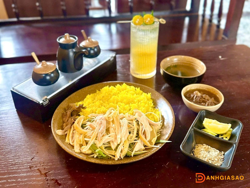 Gioi-thieu-ve-com-ga-ba-dam-huong-vi-hoi-an-giua-long-ha-noi-danhgiasao