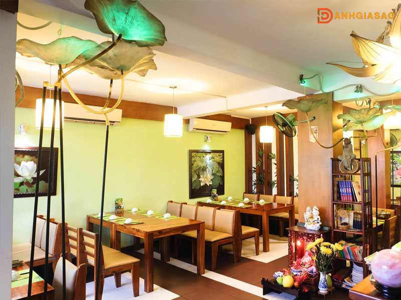 Khong-gian-nha-hang-chay-hoan-hy-danhgiasao