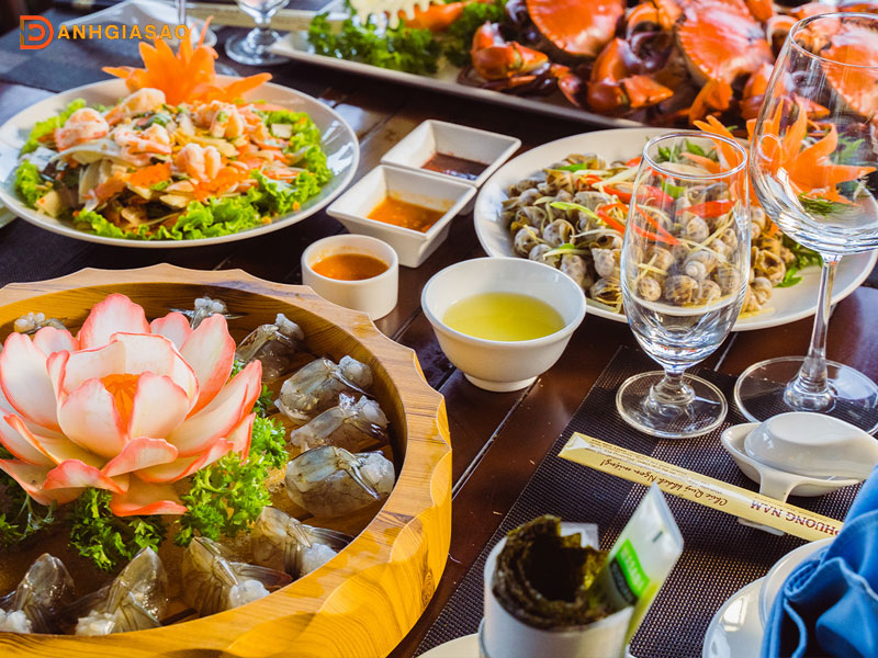 Kham-pha-menu-phong-phu-cua-nha-hang-ngoc-phuong-nam-danhgiasao