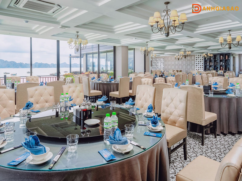 Khong-gian-rong-lon-thiet-ke-hai-hoa-ben-bo-vinh-ha-long-danhgiasao