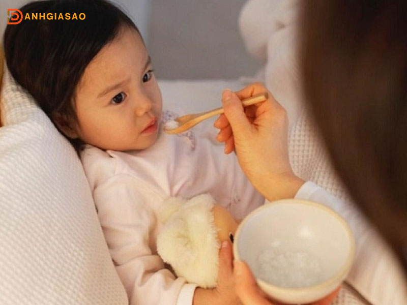 Mot-vai-dieu-can-luu-y-khi-cham-soc-tre-moi-om-day-1-danhgiasao