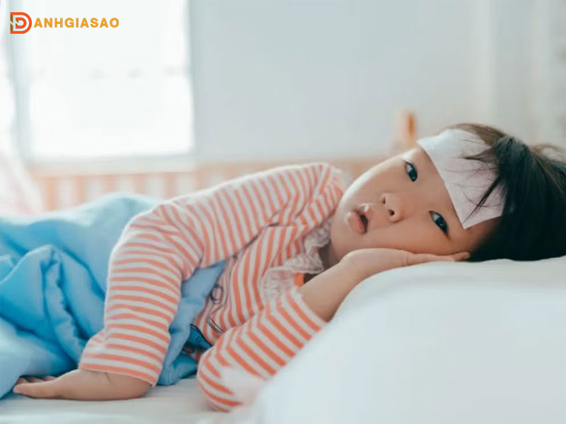 Mot-vai-dieu-can-luu-y-khi-cham-soc-tre-moi-om-day-danhgiasao