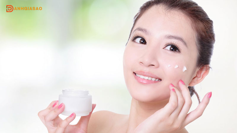 Top-5-kem-duong-trang-cho-da-dau-mun-hieu-qua-an-toan-danhgiasao